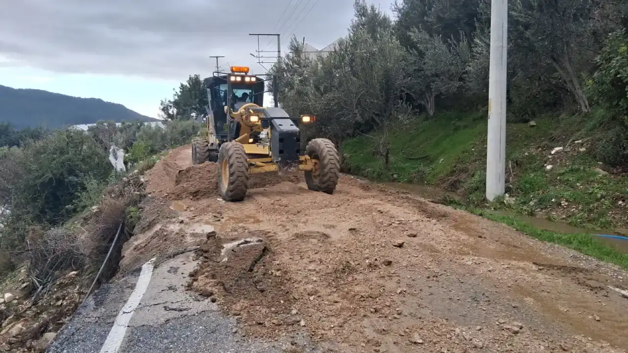 Antalya Kırsalında Ulaşım Hattı Durdu, Ekipler Seferber Oldu 3